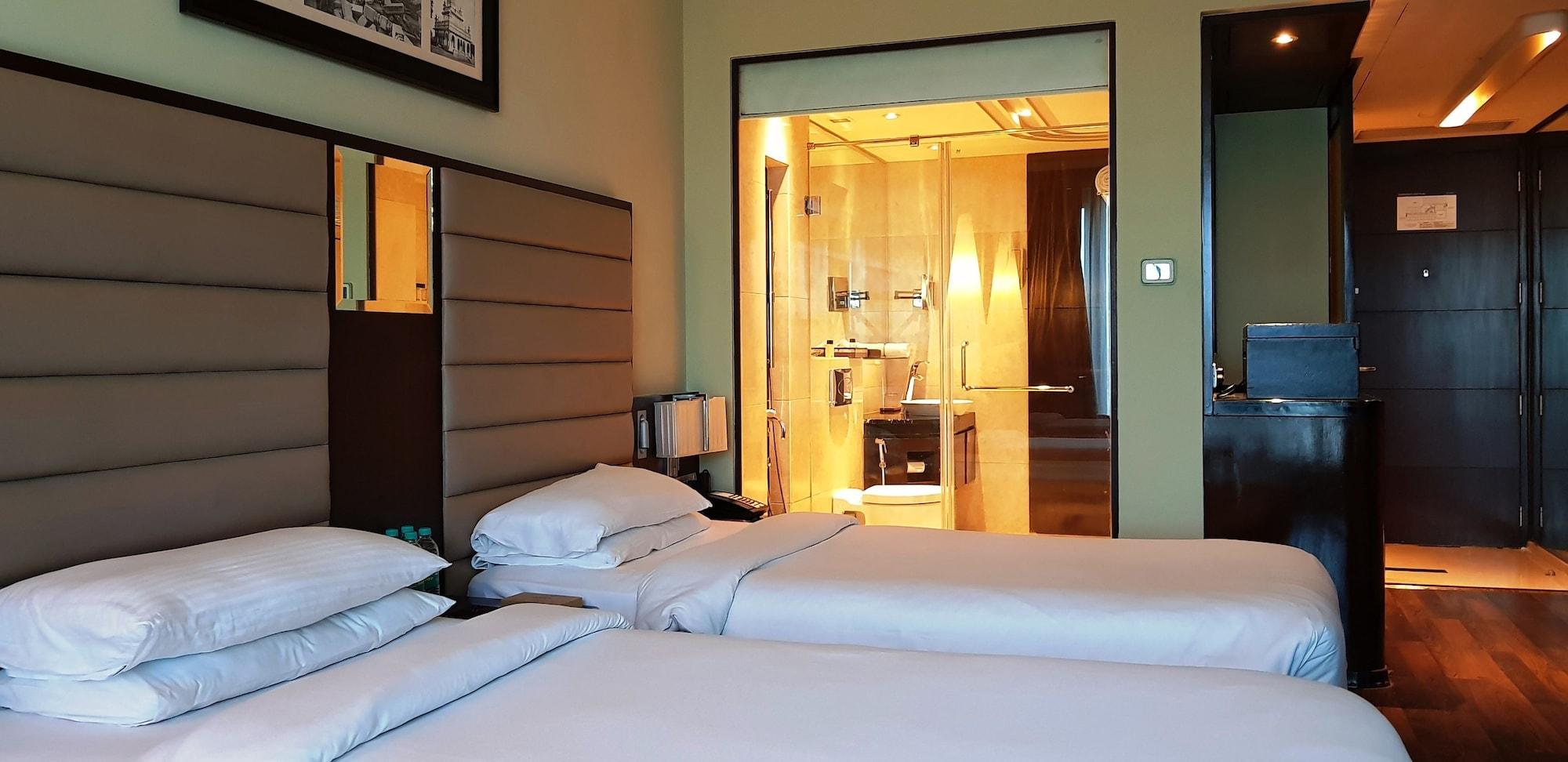 Vivanta Hyderabad, Begumpet Luaran gambar A room at the hotel