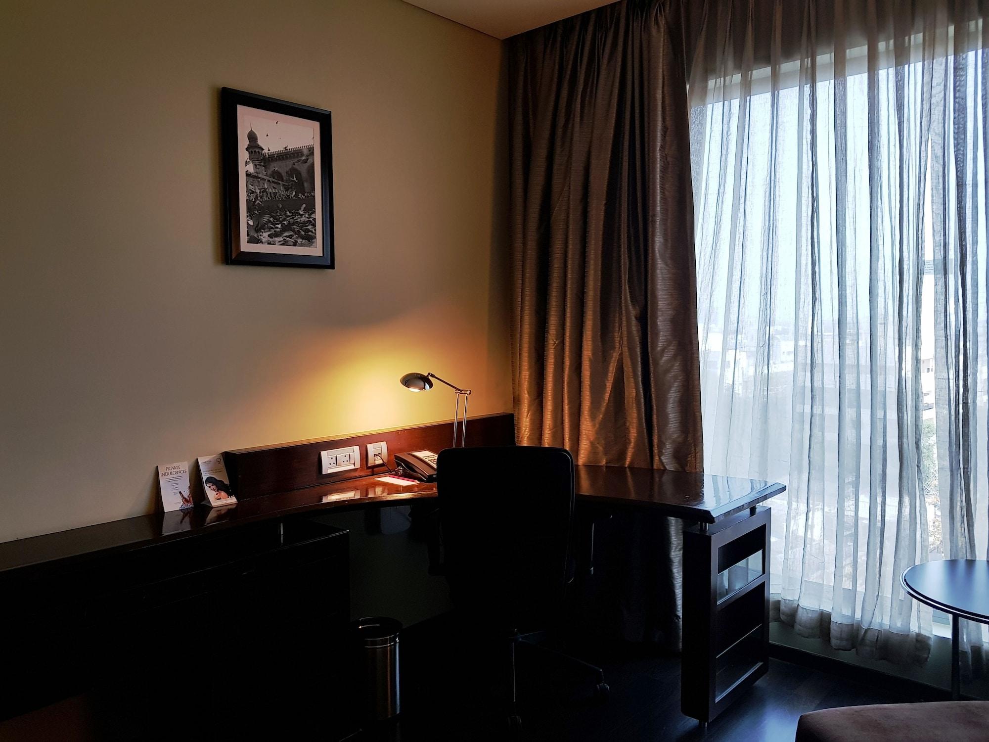 Vivanta Hyderabad, Begumpet Luaran gambar A room at the Taj Bengal