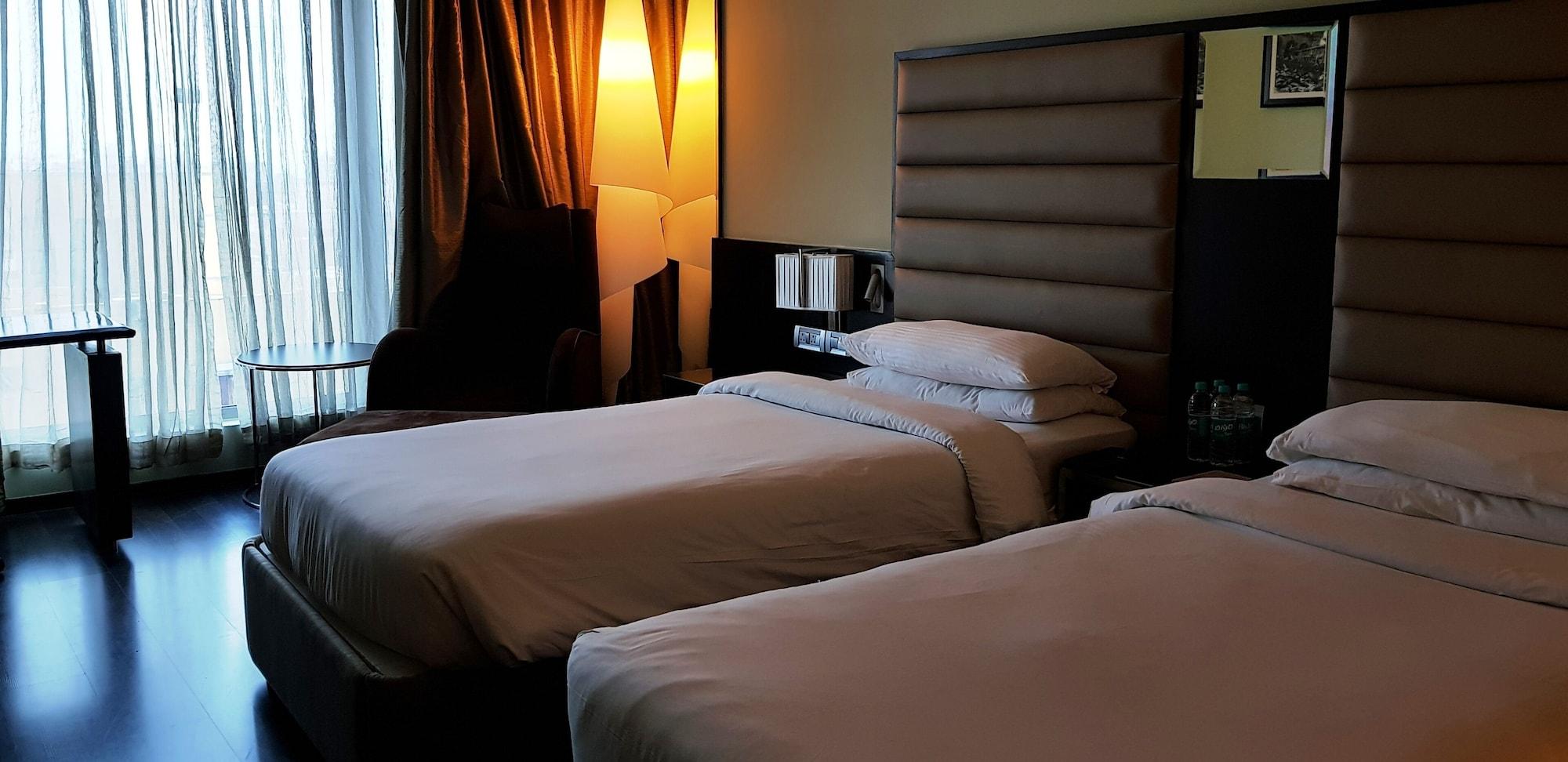 Vivanta Hyderabad, Begumpet Luaran gambar A room at the hotel