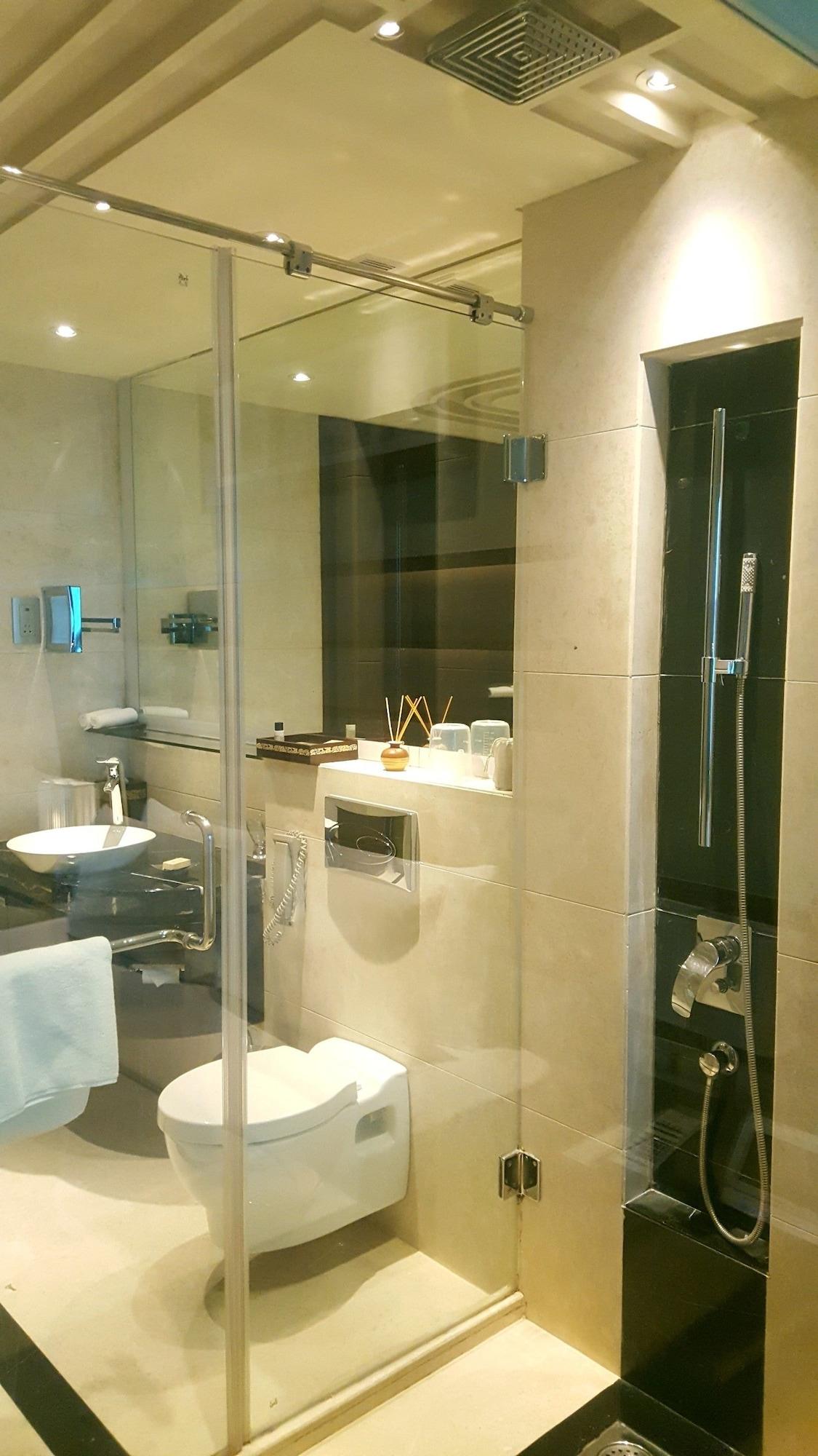 Vivanta Hyderabad, Begumpet Luaran gambar A shower cubicle