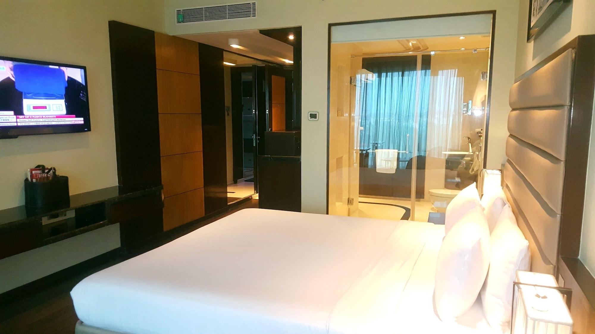 Vivanta Hyderabad, Begumpet Luaran gambar A room at the hotel