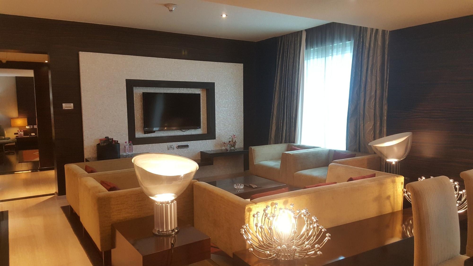 Vivanta Hyderabad, Begumpet Luaran gambar Living room of a suite at the hotel
