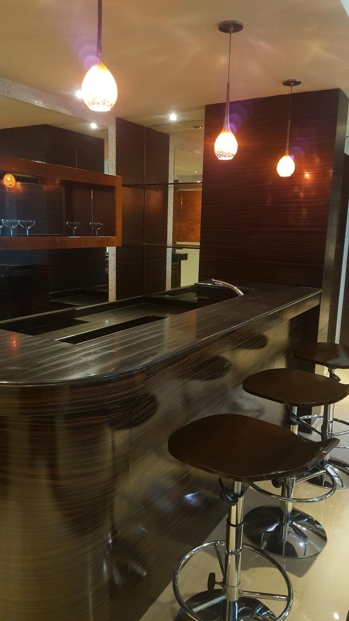 Vivanta Hyderabad, Begumpet Luaran gambar A kitchen with a granite countertop