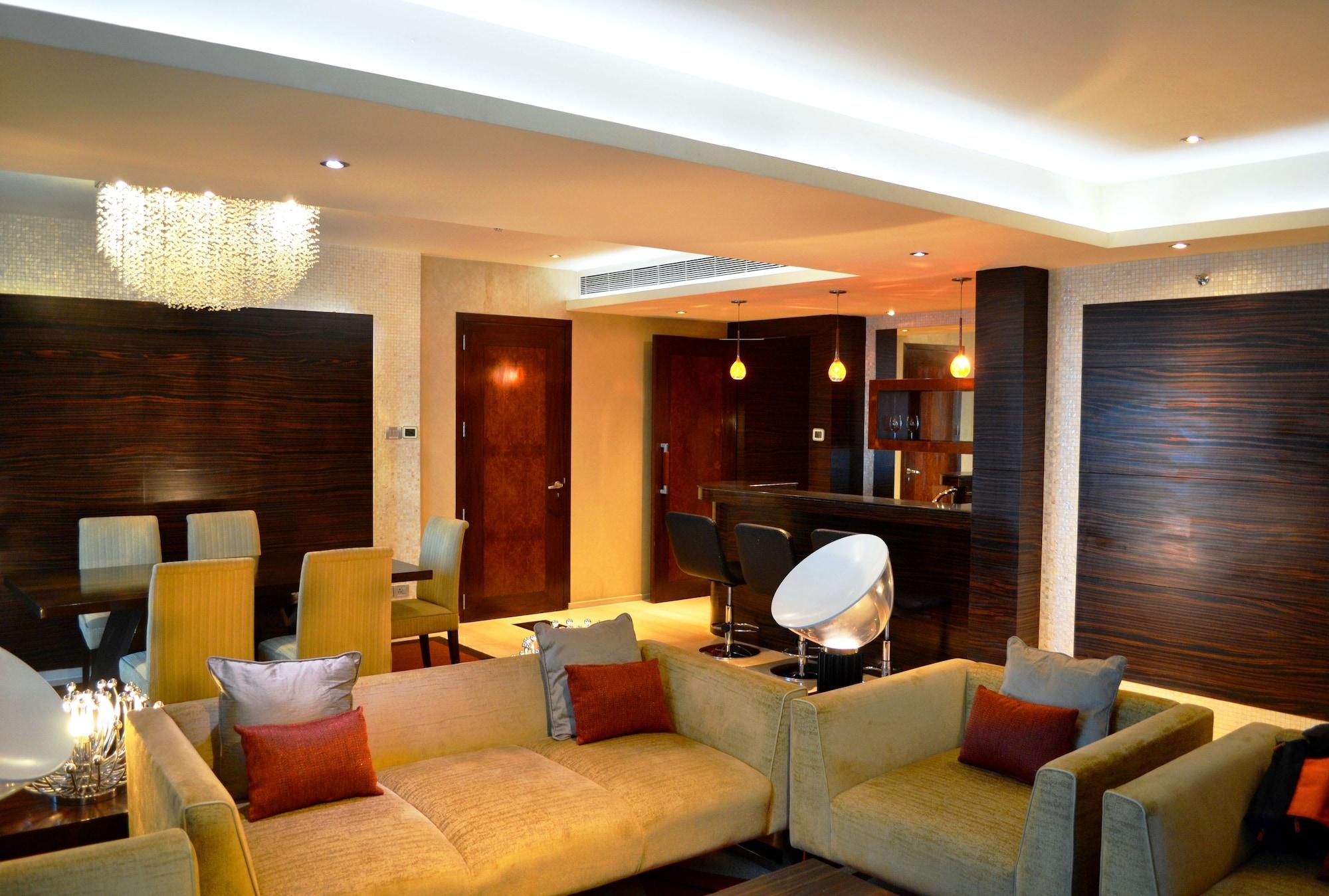 Vivanta Hyderabad, Begumpet Luaran gambar The interior of a suite at the hotel