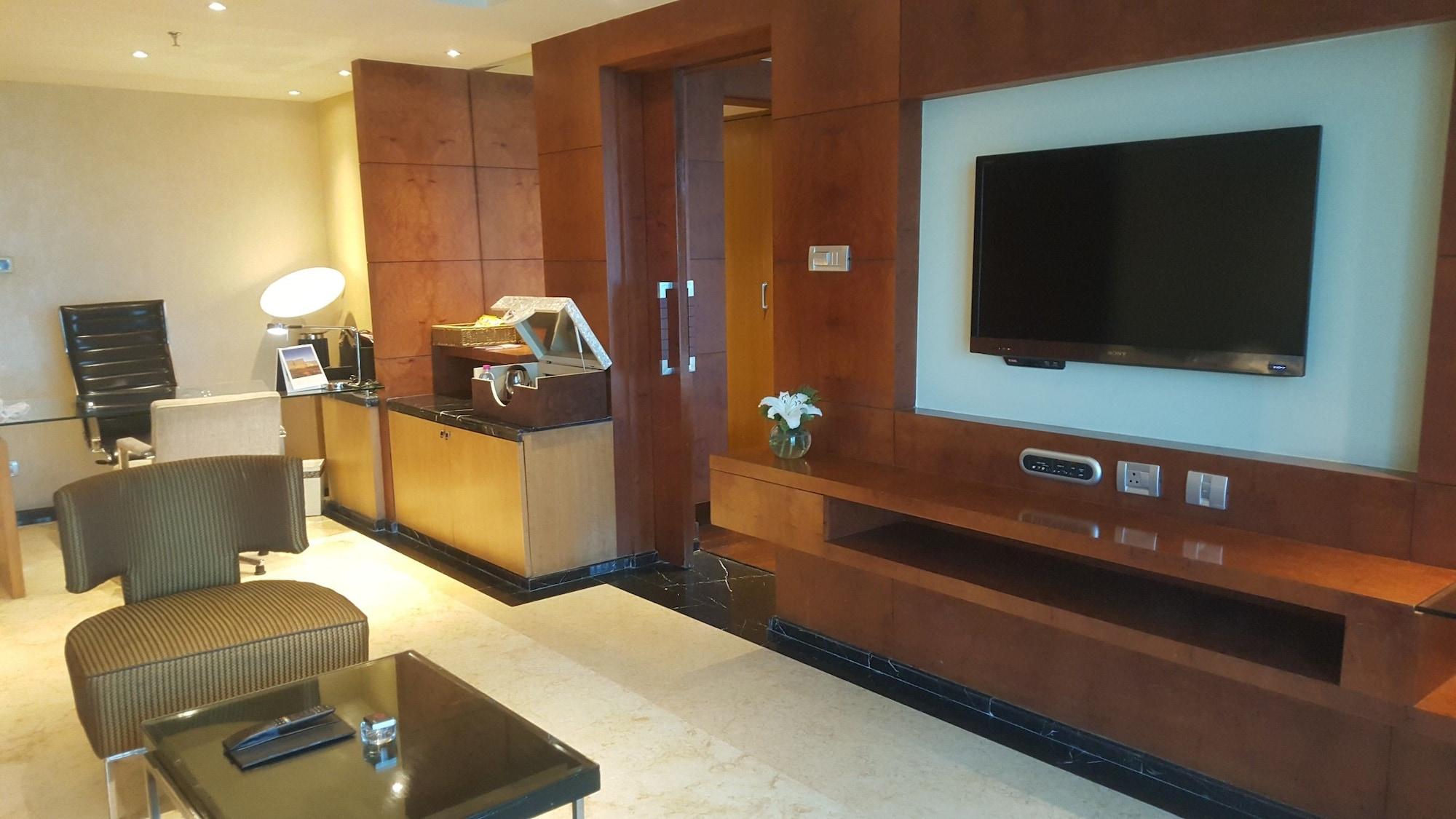 Vivanta Hyderabad, Begumpet Luaran gambar A suite at the Taj Mahal Palace