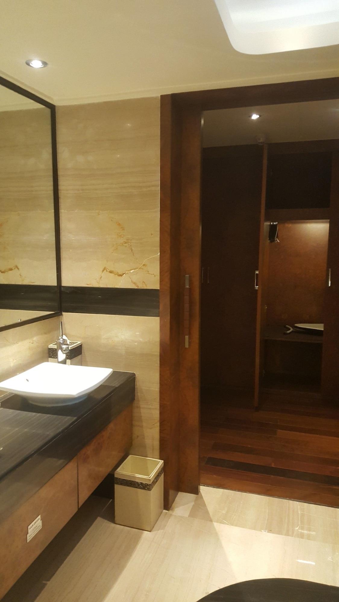 Vivanta Hyderabad, Begumpet Luaran gambar Bathroom