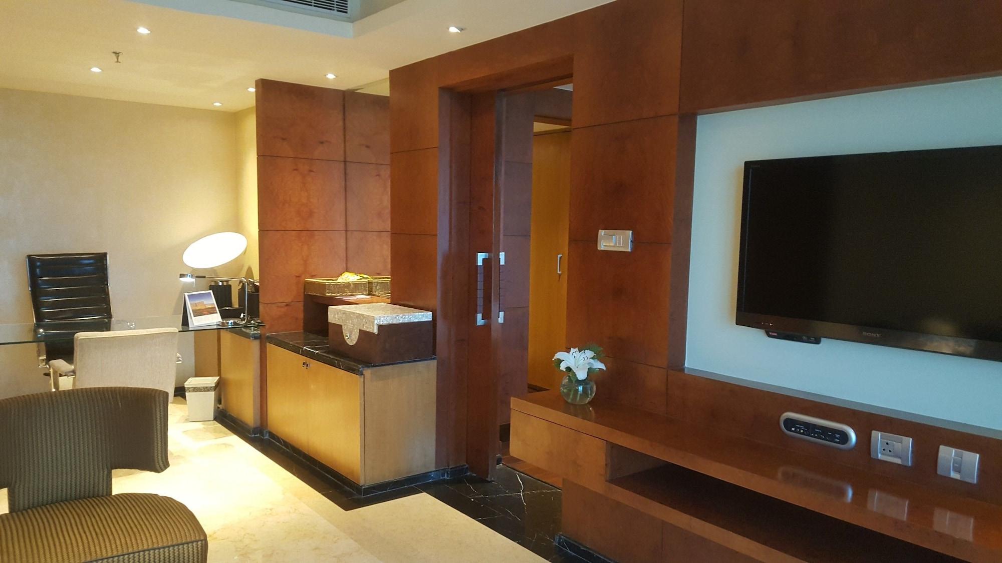 Vivanta Hyderabad, Begumpet Luaran gambar A room at the hotel