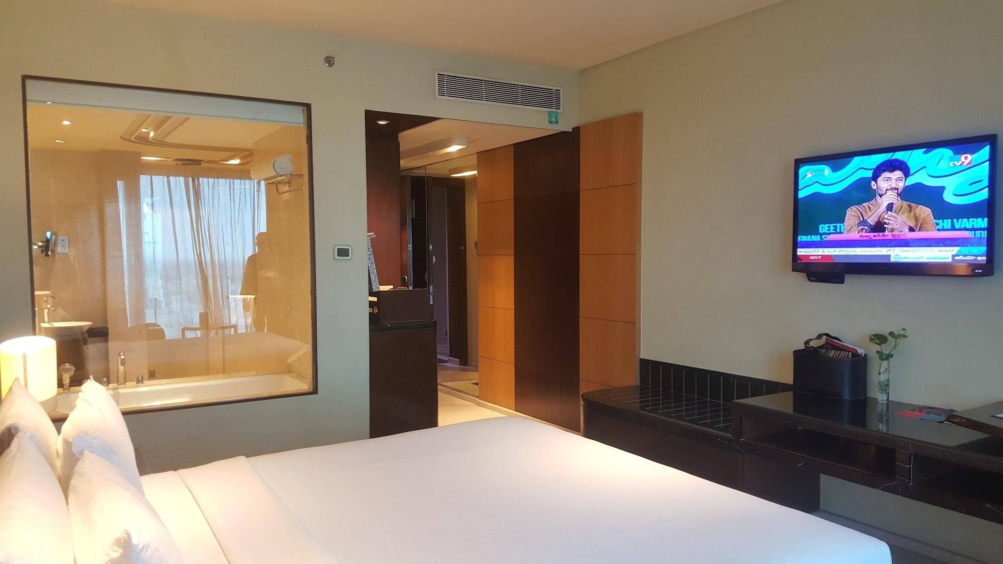 Vivanta Hyderabad, Begumpet Luaran gambar A room at the hotel