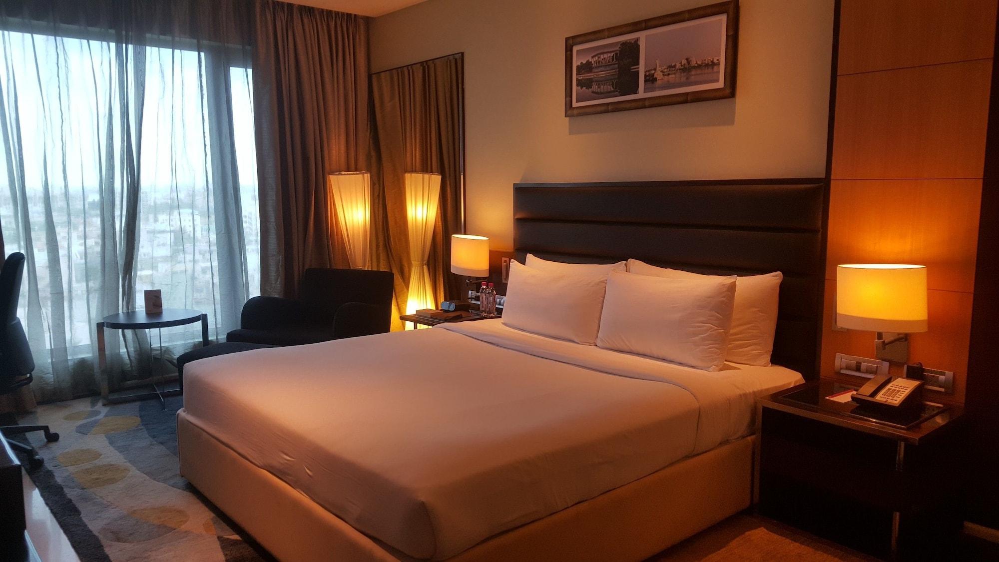 Vivanta Hyderabad, Begumpet Luaran gambar A room at the hotel