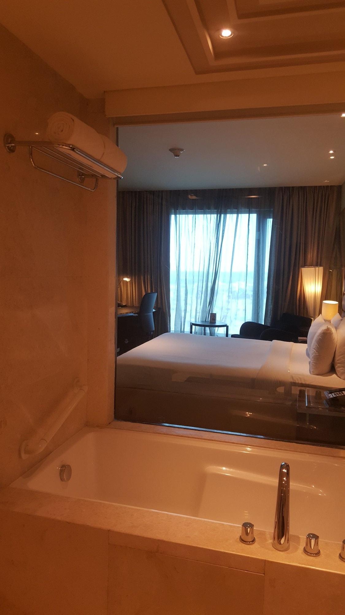 Vivanta Hyderabad, Begumpet Luaran gambar A room at the hotel