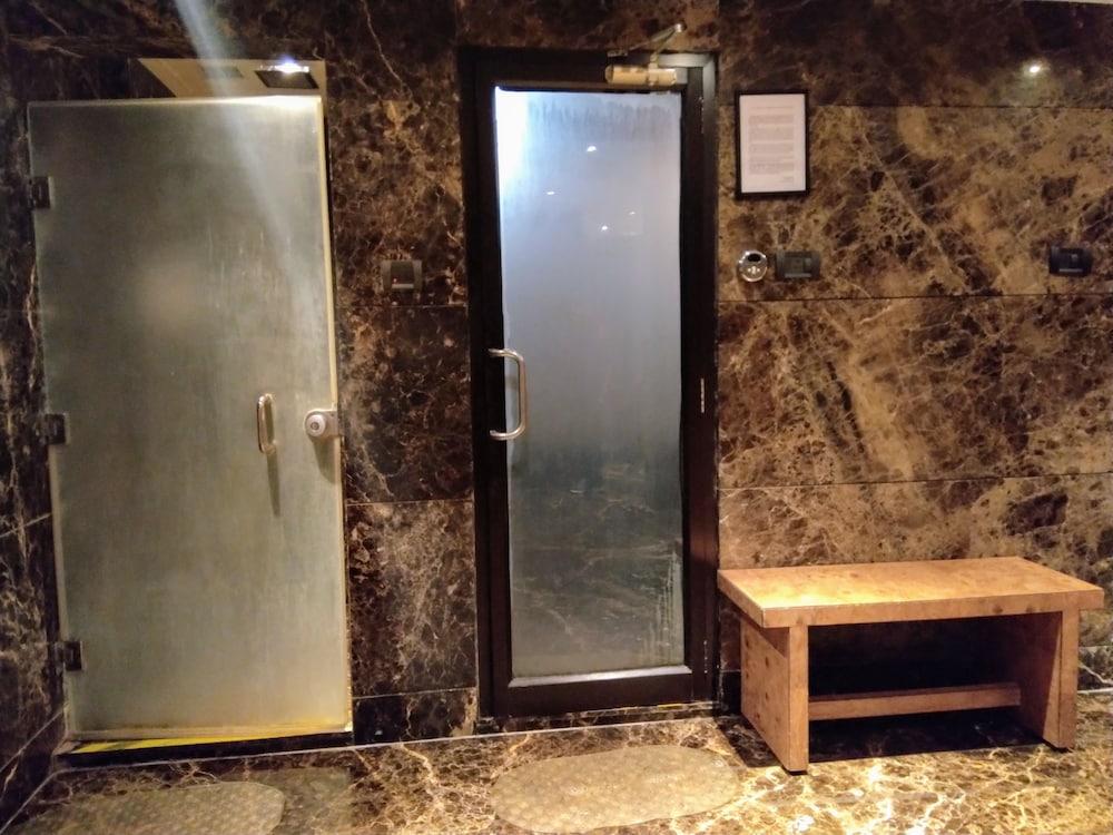 Vivanta Hyderabad, Begumpet Luaran gambar A shower room