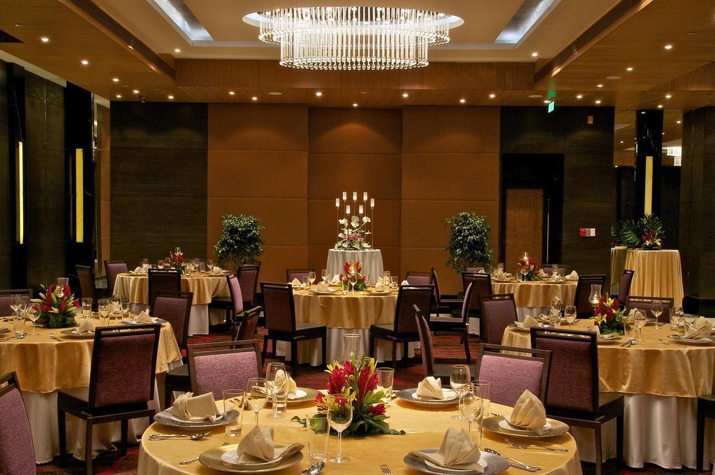 Vivanta Hyderabad, Begumpet Luaran gambar The Imperial Hall
