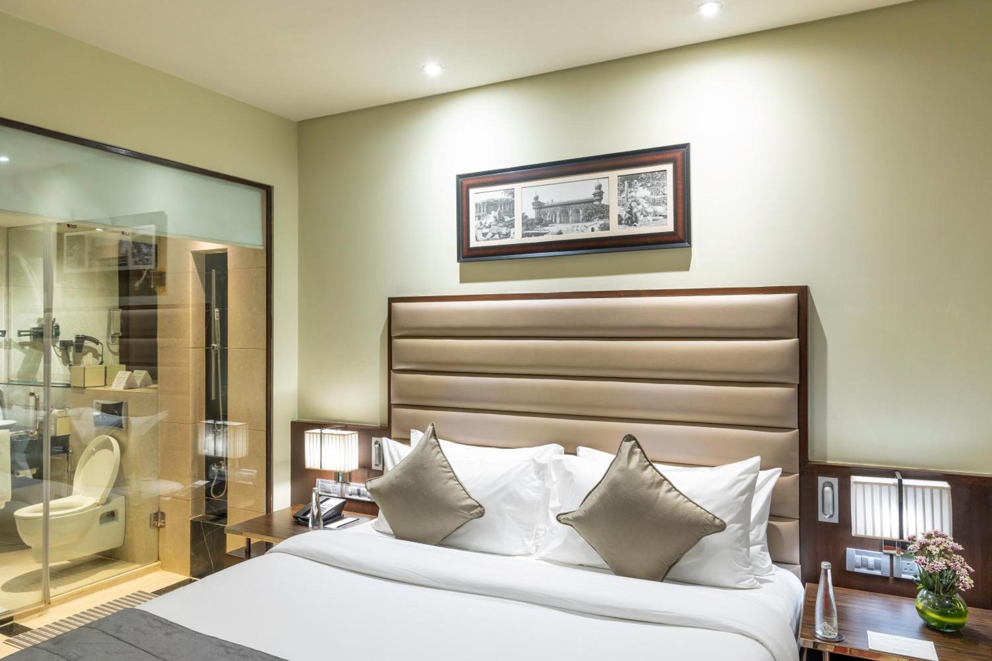 Vivanta Hyderabad, Begumpet Luaran gambar A room at the hotel