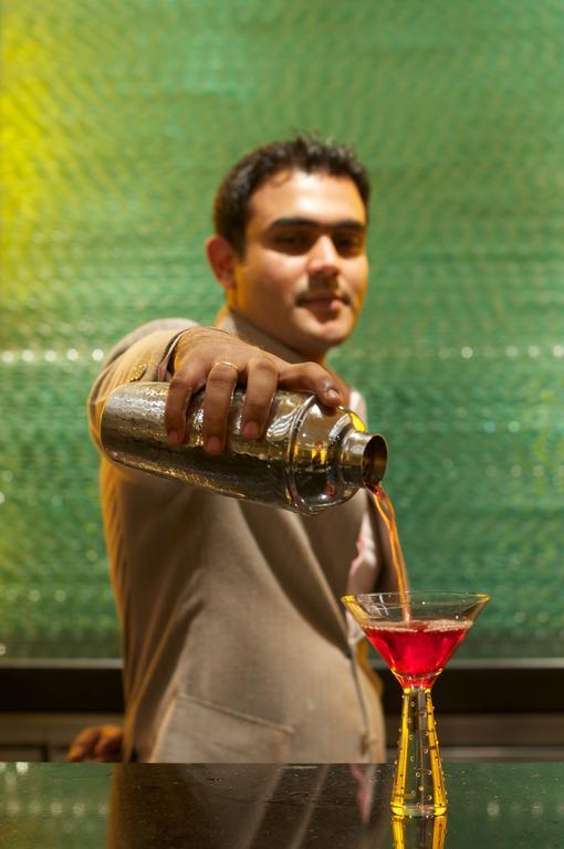 Vivanta Hyderabad, Begumpet Luaran gambar A bartender pouring a drink