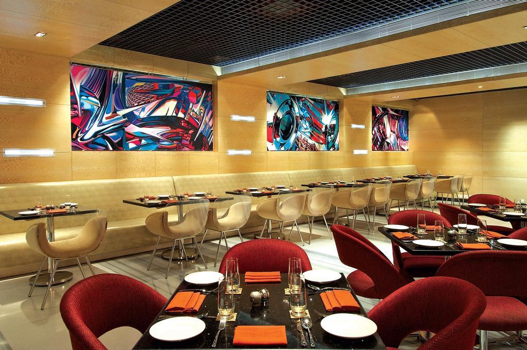 Vivanta Hyderabad, Begumpet Luaran gambar The interior of the restaurant