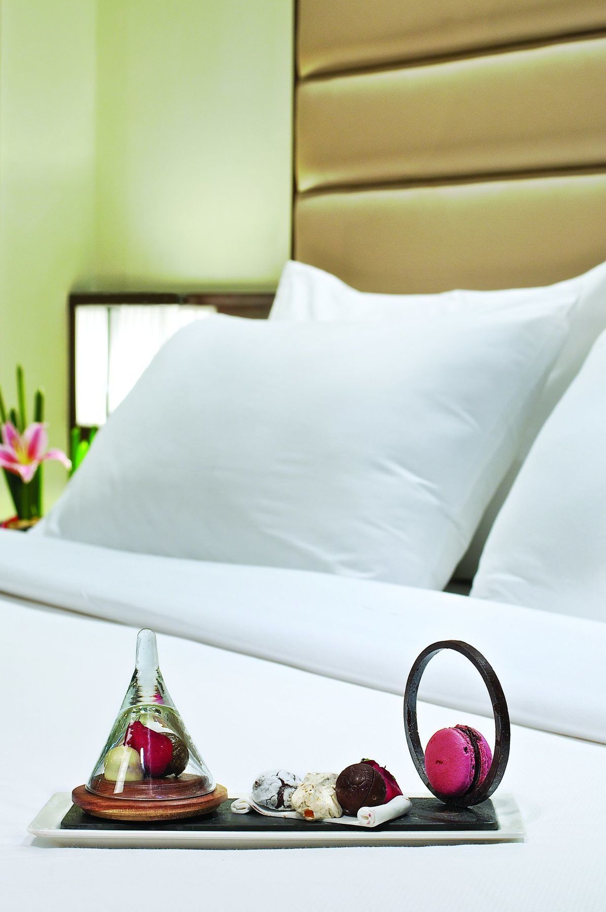 Vivanta Hyderabad, Begumpet Bilik gambar Pillows on a bed
