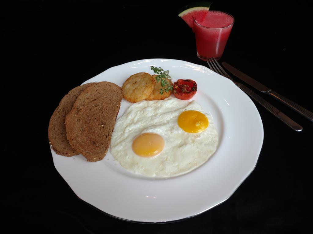 Vivanta Hyderabad, Begumpet Luaran gambar A plate of sunny-side-up eggs