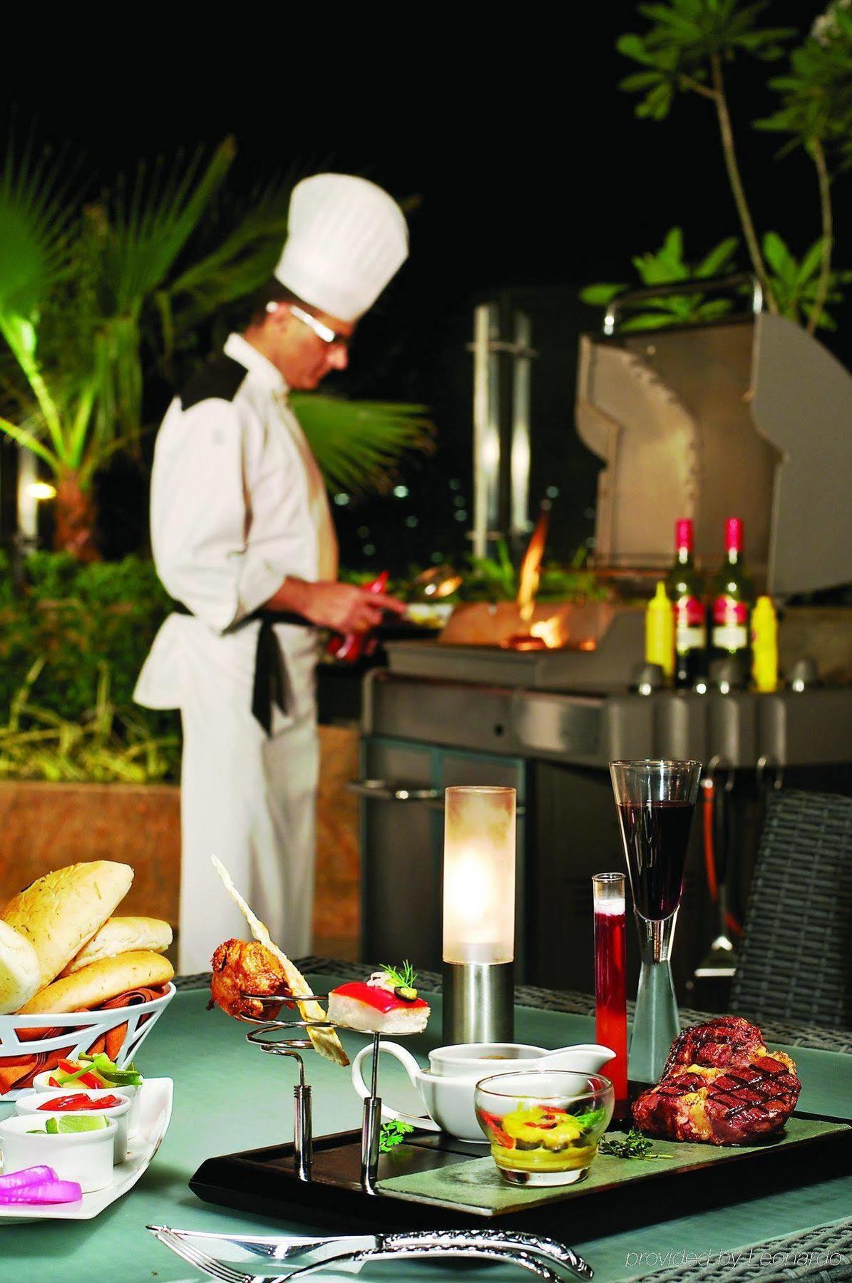 Vivanta Hyderabad, Begumpet Luaran gambar A chef at work