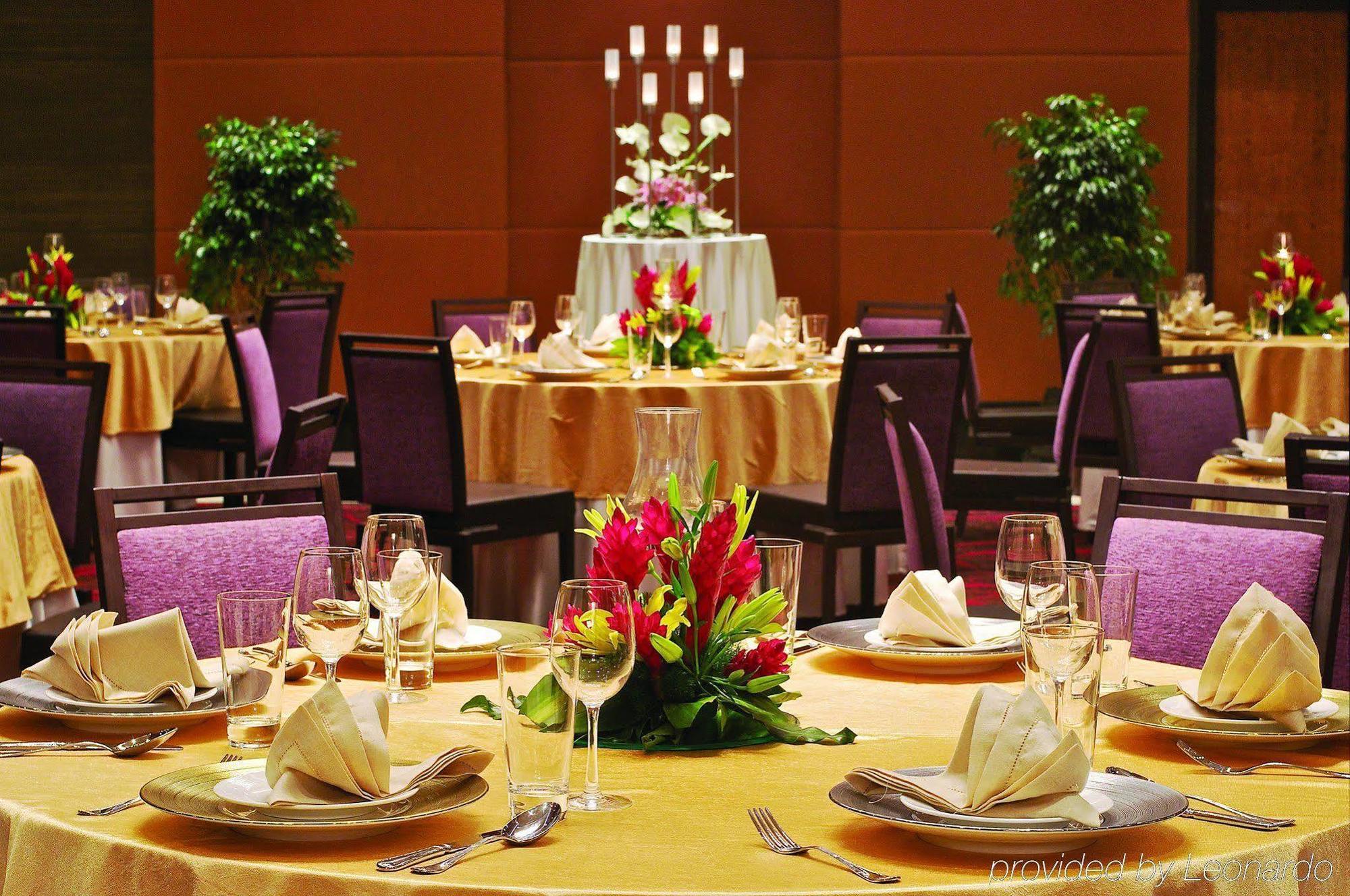 Vivanta Hyderabad, Begumpet Kemudahan gambar A table set for a formal dinner