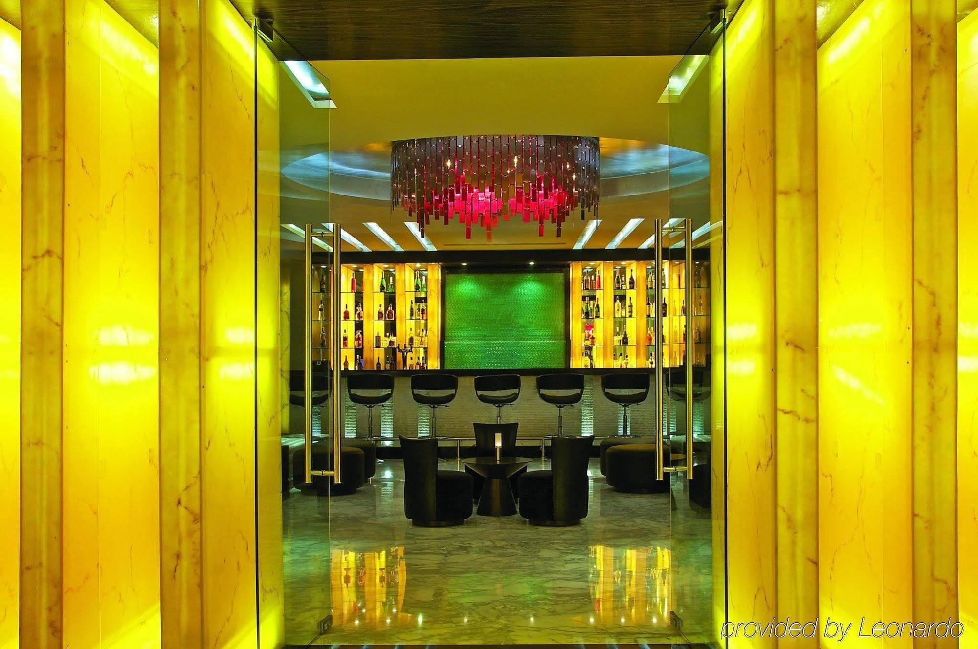 Vivanta Hyderabad, Begumpet Restoran gambar The lobby of the hotel
