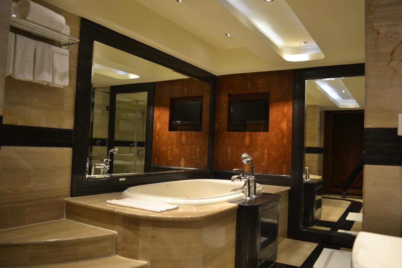 Vivanta Hyderabad, Begumpet Luaran gambar Bathroom